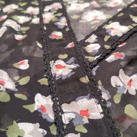 Romy | Sheer Floral Blouse - Picture 3 of 13
